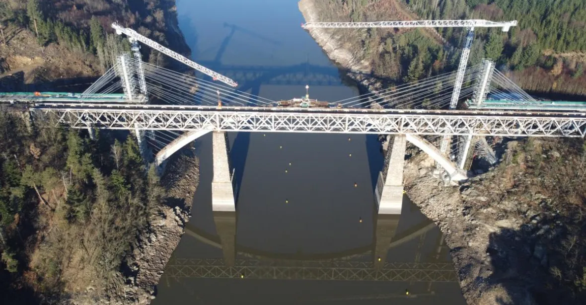 Nový železniční most nad Orlíkem je rekordmanem ve velikosti oblouku. Urychlit má cestu z Tábora do Písku