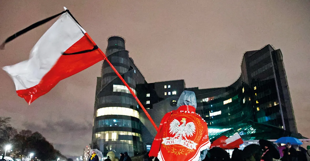 Televizní krize po polsku. Jak se u sousedů přebírá moc