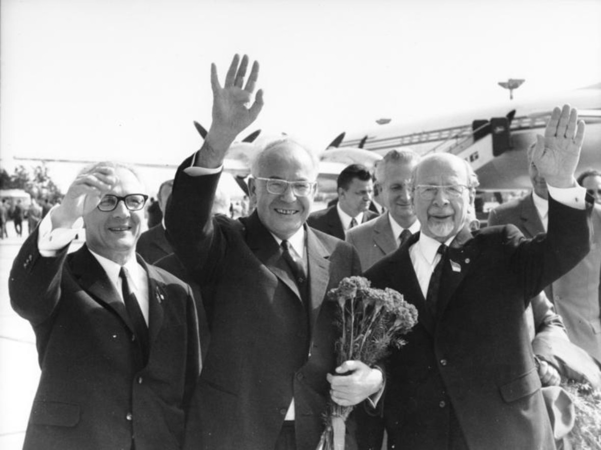Gustav Husák (uprostřed) (1913-1991) při návštěvě NDR v roce 1971.