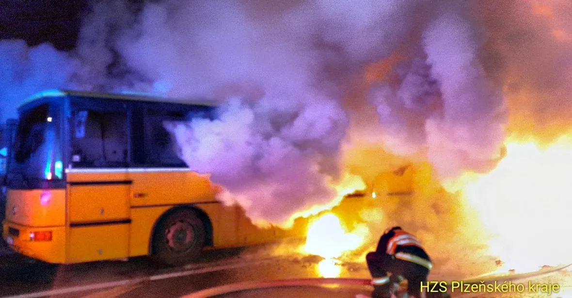 V Česku hořel autobus, v Londýně dokonce elektrobus