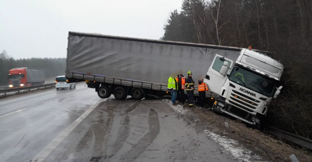Ledovka svírá západ Česka, převrátila několik kamionů