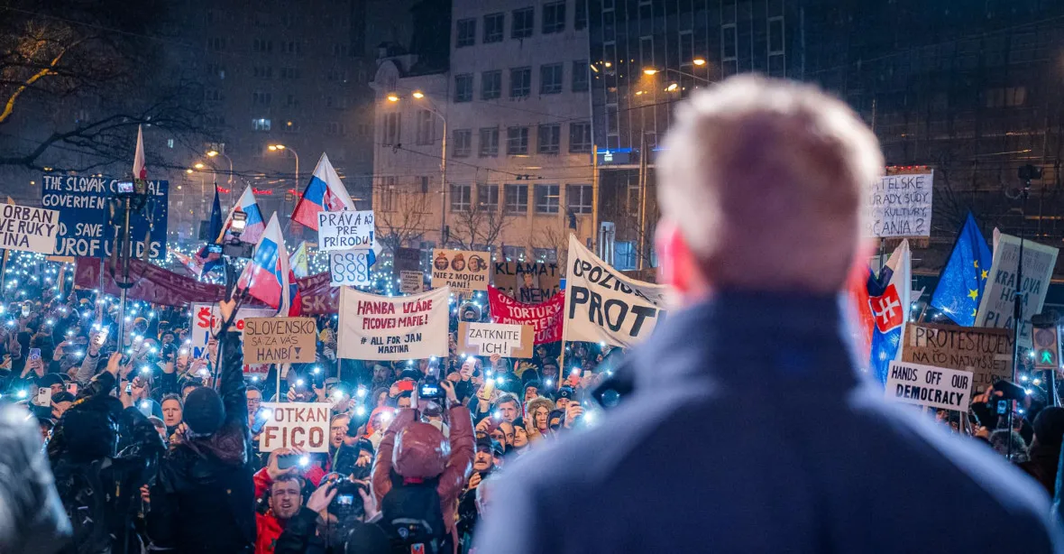 Slováci demonstrovali proti vládě a „promafiánskému balíčku“. V Bratislavě se sešlo 26 tisíc lidí