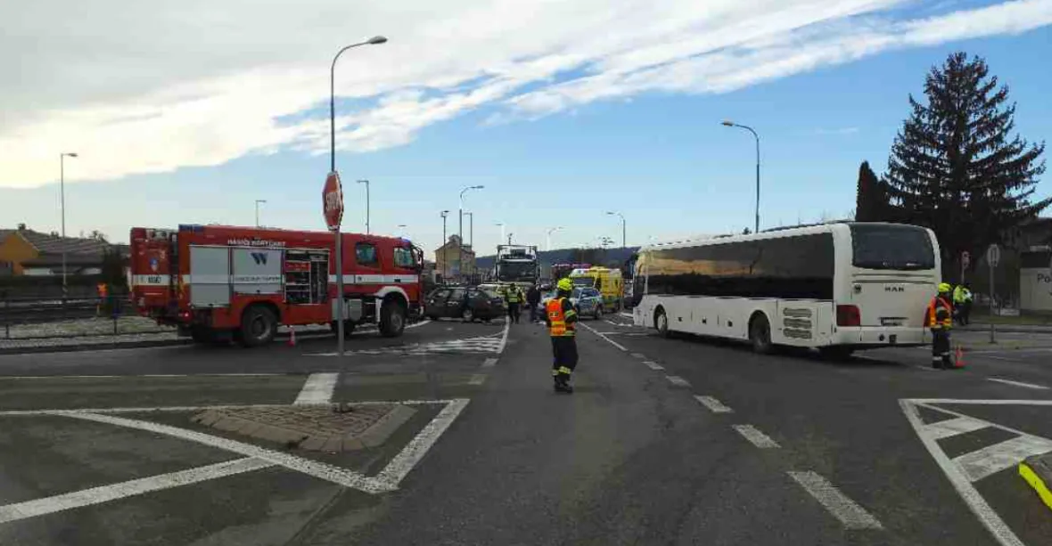 Autobus plný dětí boural na Vyškovsku. Řidič za nehodu nemohl, ale nadýchal 0,7 promile
