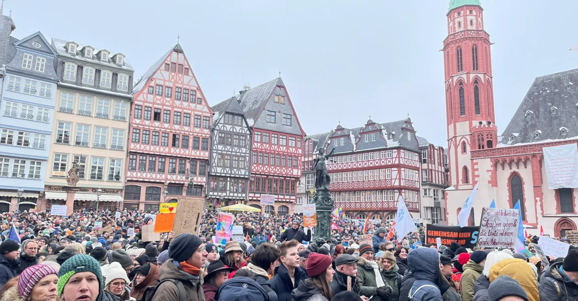 OBRAZEM: Protest bez národních vlajek. Němci vyšli do ulic vyjádřit nesouhlas s AfD