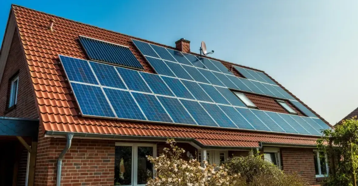 Investujte do solárů a čerpadel, vyzývá stát. Proč tedy zdražuje elektřinu zelenou daní?