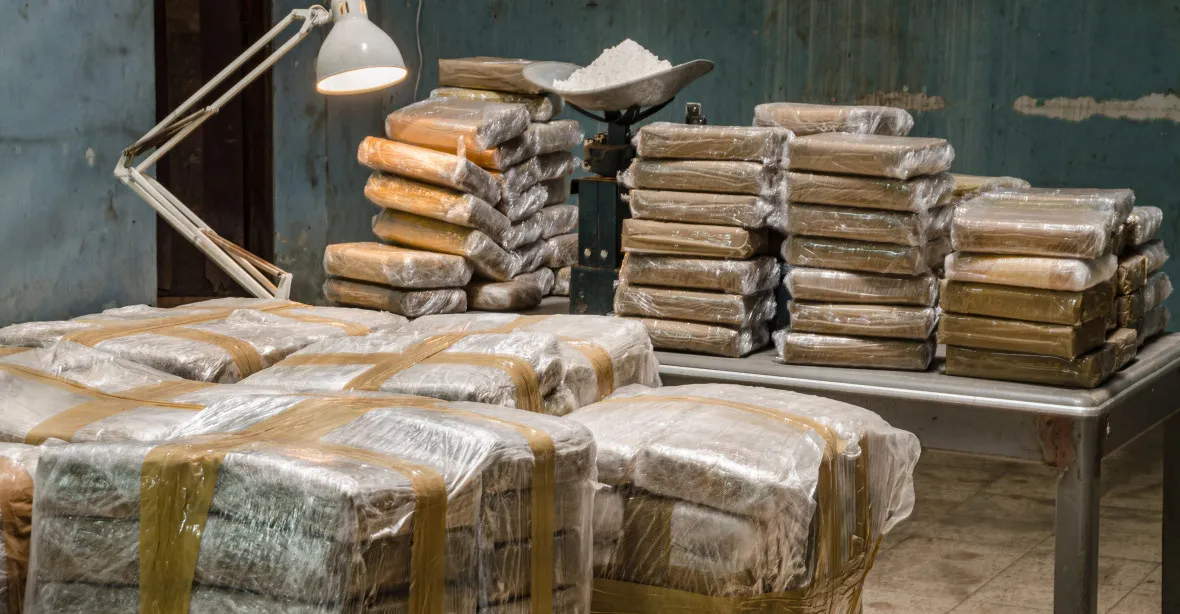 Policie zadržela trojici, která podle ní pašovala stovky kilogramů kokainu