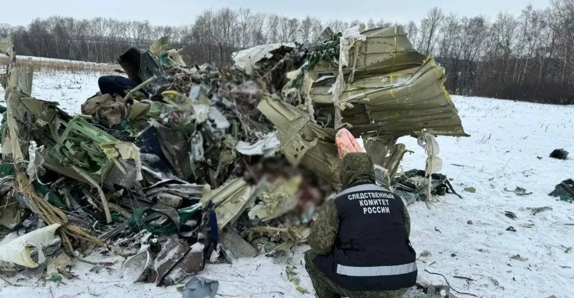 Napětí kolem zřícení ruského letadla. Kreml obviňuje Kyjev, Zelenskyj chce mezinárodní vyšetřování