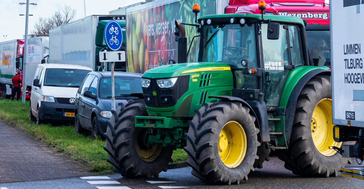 Zemědělci zahájili blokádu Paříže, sevře ji na 800 traktorů