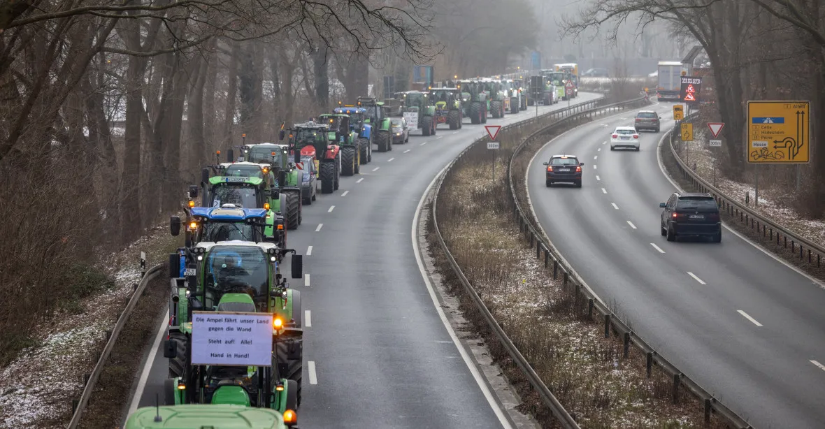 Protesty zemědělců pokračují, sedláci zablokovali největší německé letiště