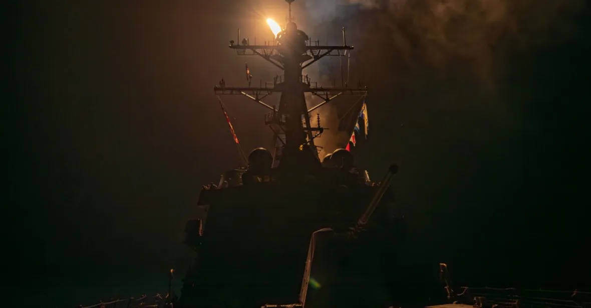 Útok v Rudém moři poškodil loď. Američané udeřili na cíle v Jemenu
