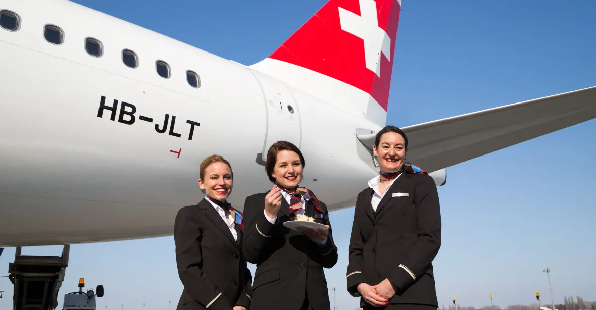 Aerolinky Swiss povolí stevardům nalakované nehty. Letušky mohou odložit rtěnku