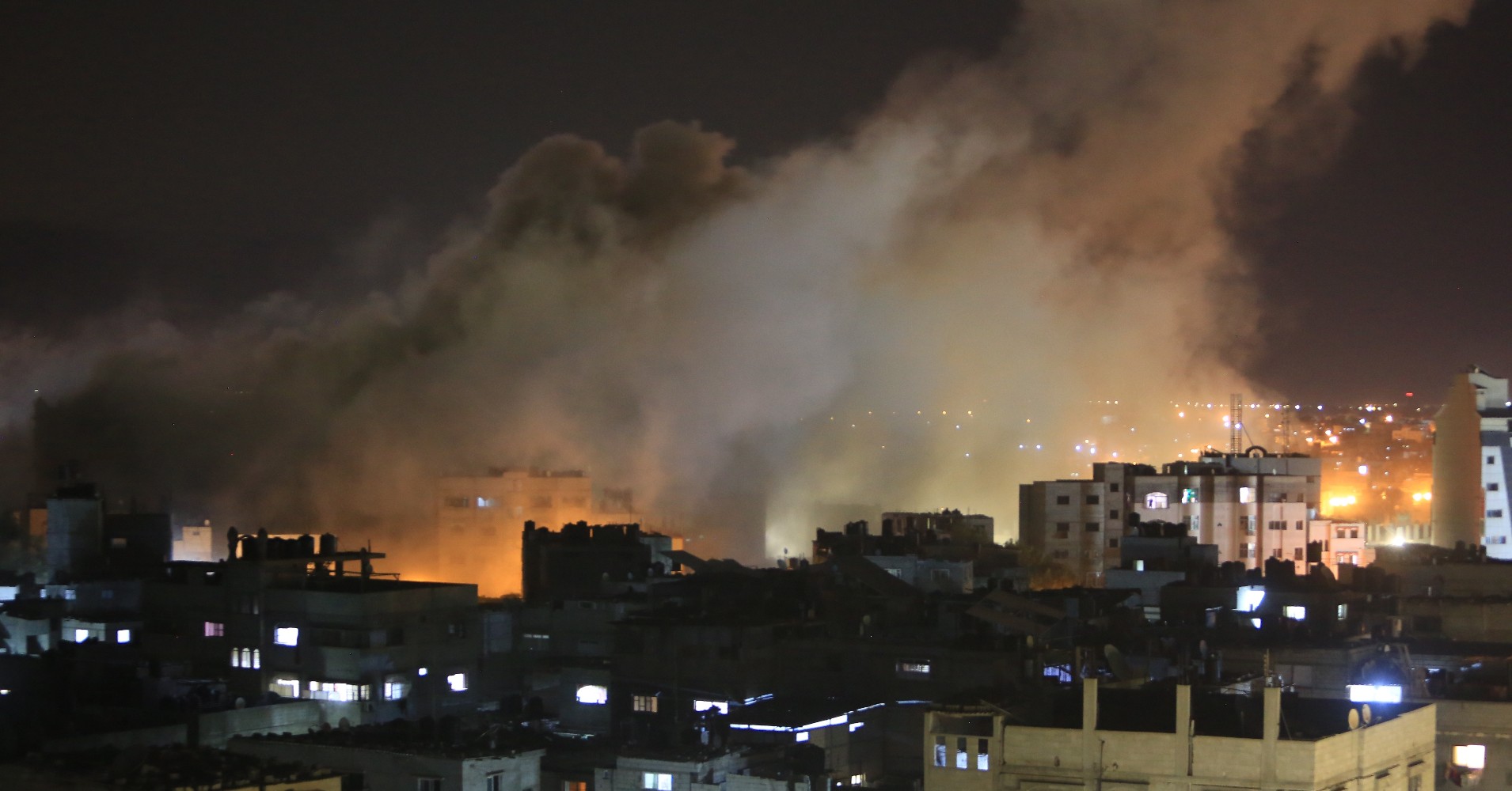 Izrael v noci zaútočil na město Rafáh. Šéf WHO vyjádřil znepokojení a vyzval k příměří