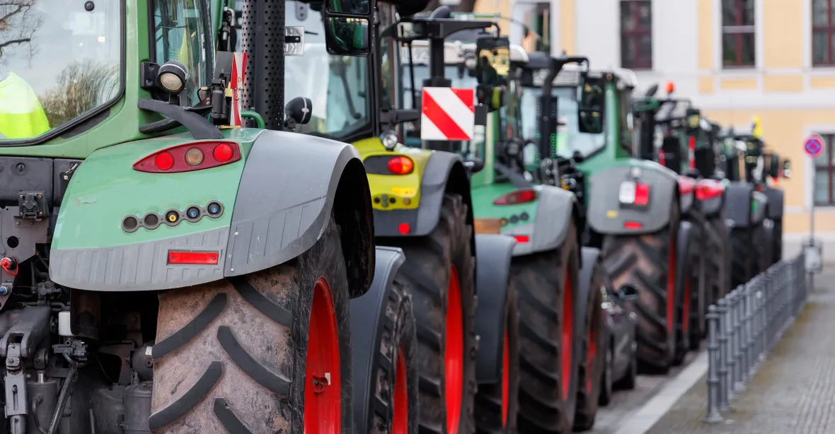 Stovky traktorů v pondělí zablokují pražskou magistrálu. Zemědělci chtějí odstoupení od Green Dealu