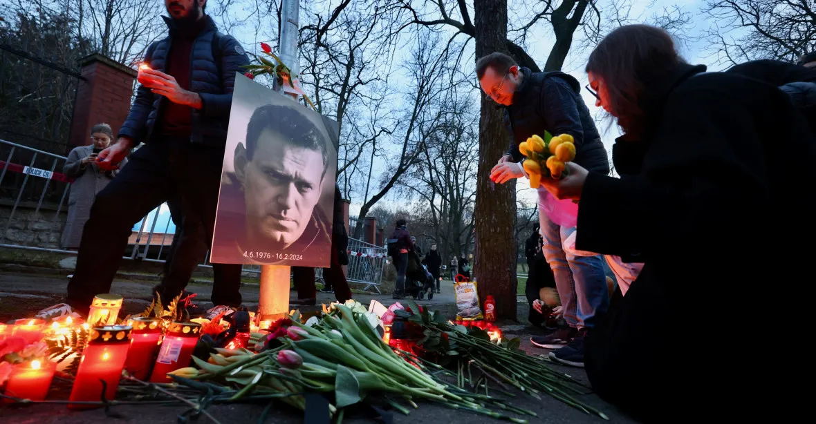 OBRAZEM: „Byla to vražda.“ Na 200 lidí uctilo Navalného před ambasádou Ruska v Praze