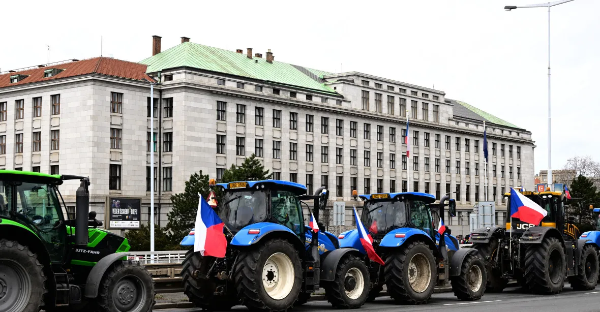 ONLINE: Do Prahy vjeli zemědělci s traktory, protest má trvat do úterka