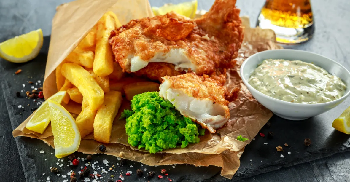 Britové se strachují o své slavné fish and chips. Rusko jim kvůli Navalnému nechce dovolit lovit