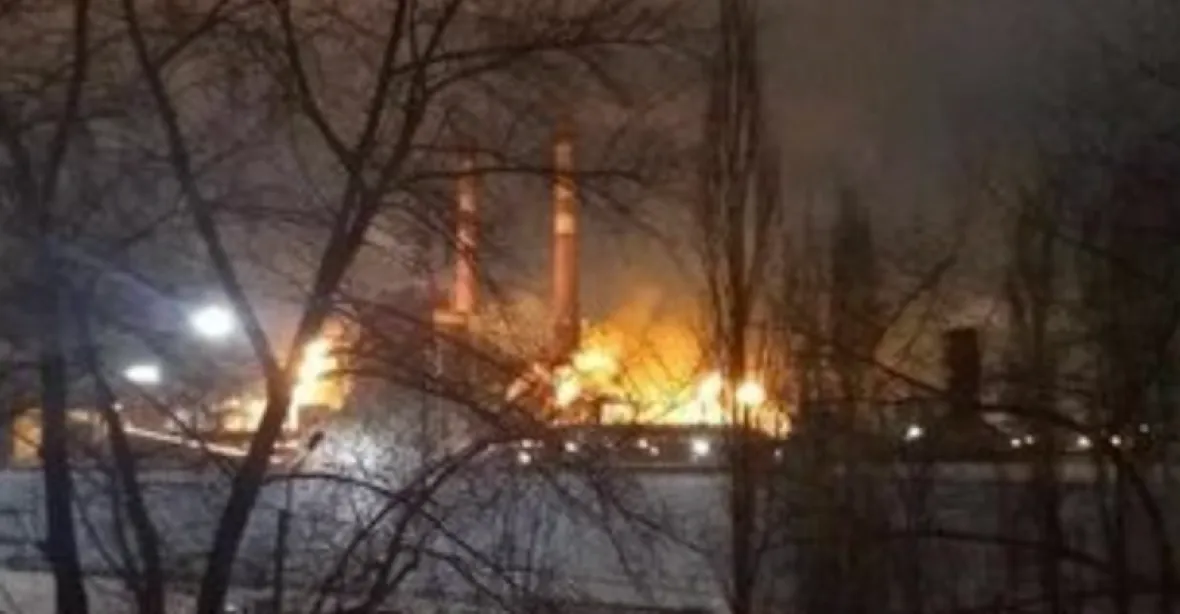 VIDEO: Klíčový ruský metalurgický závod v plamenech. „Výbuch, až se třásly zdi“