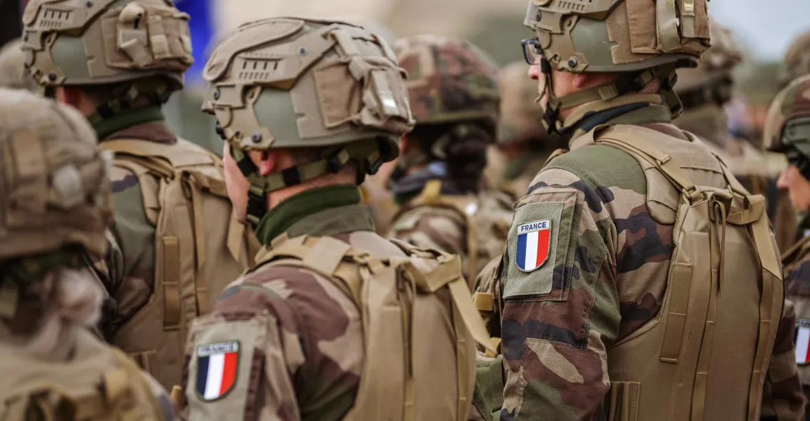 Ministr zahraničí neodmítl přítomnost francouzských vojáků na Ukrajině. Do boje by ale prý vysláni nebyli