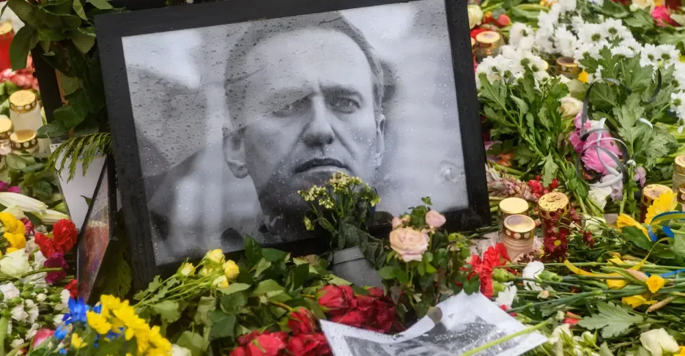V Moskvě byl pochován Alexej Navalnyj, truchlící skandovali „Ne válce!“