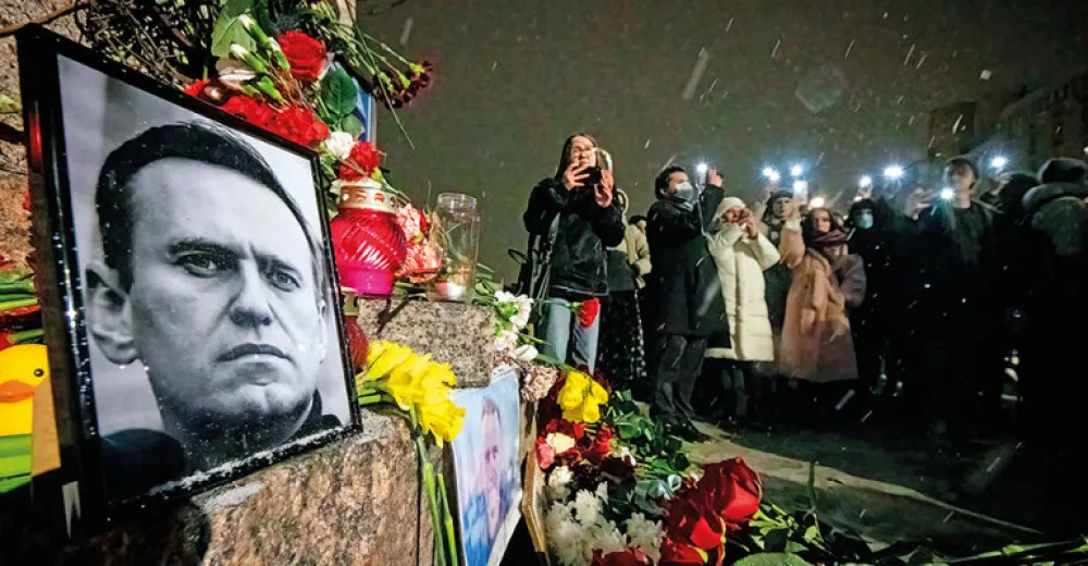 V Moskvě byl pochován Navalnyj. Truchlící skandovali „Ne válce!“, policie zatýkala