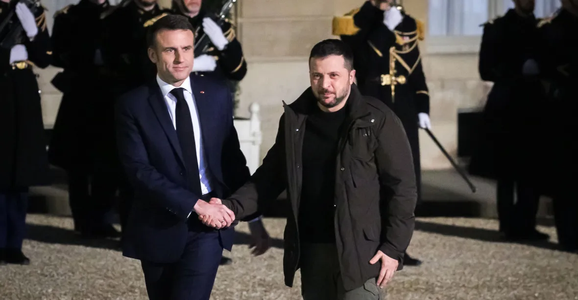 Macron obhajuje nápad vyslat západní vojáky na Ukrajinu. „Má slova byla promyšlená“