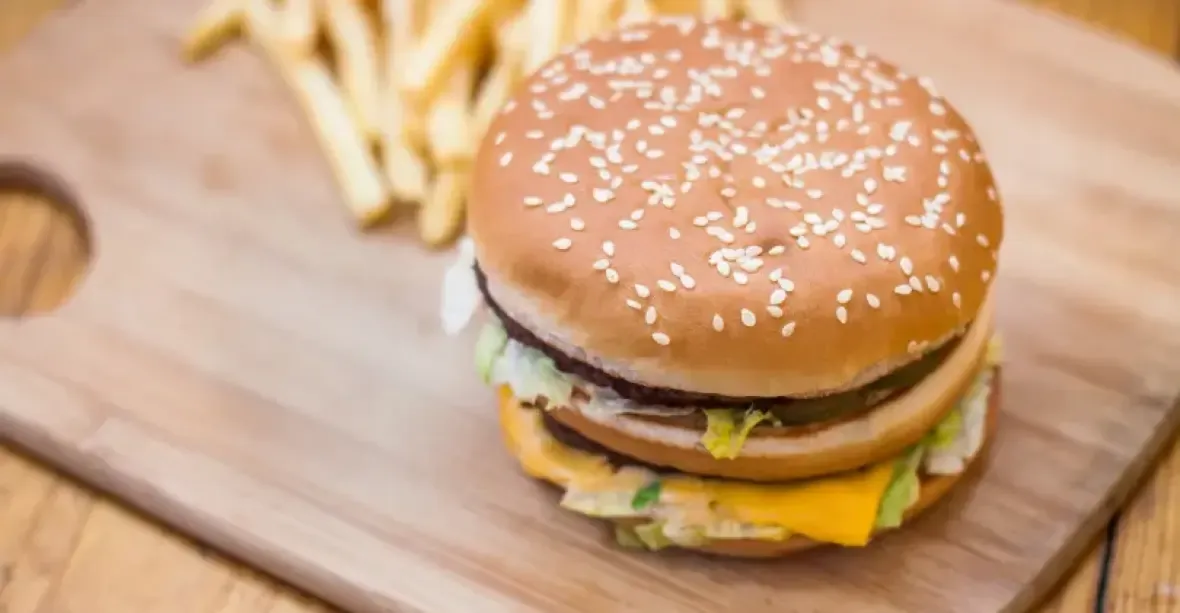 Hotová jídla, cukrovinky a fast food se pojí s 32 škodlivými účinky, vyplývá ze studie