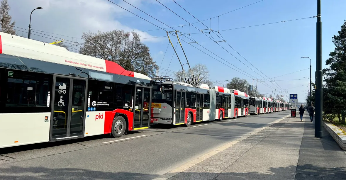 Praha má novou linku na letiště. Obstarají ji tříčlánkové trolejbusy, které mohou jezdit i bez trolejí