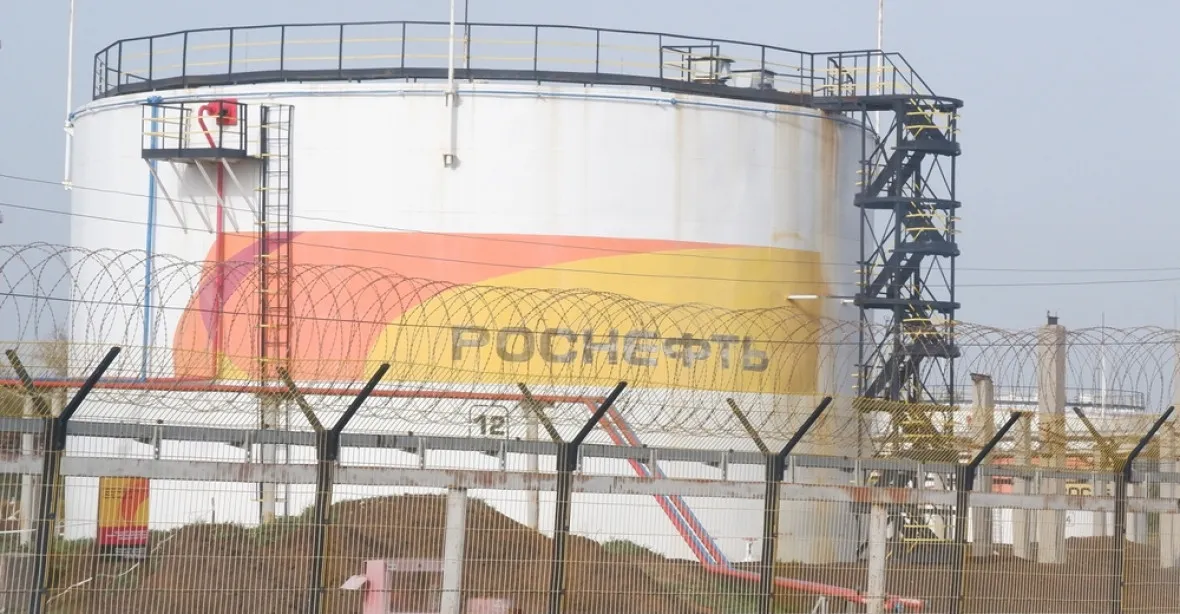 Ukrajinská rozvědka zaútočila na ropná zařízení Ruska, hořela sedmá největší rafinerie