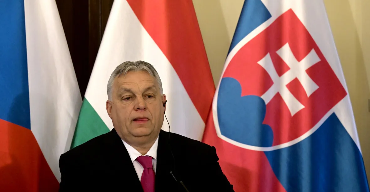 Orbán bouřil a vyzval Maďary ke vzpouře proti Bruselu. Za příklad dal i Čechy