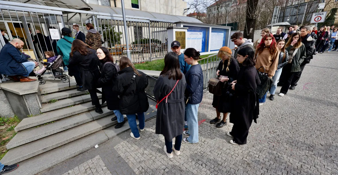 GALERIE: Rusové v Česku hlasovali na velvyslanectví. Venku se táhla fronta