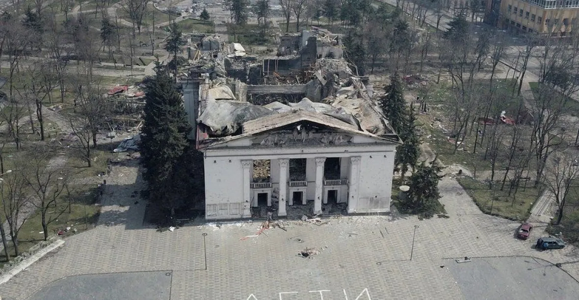 Nápis „děti“ nepomohl. U Národního divadla lidé připomněli útok v Mariupolu
