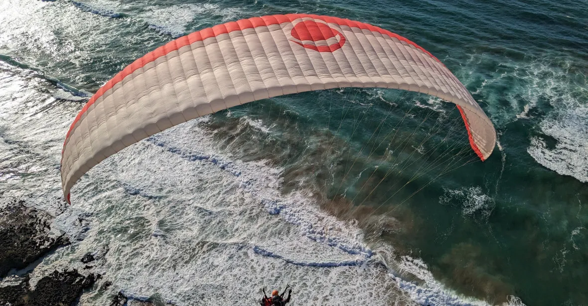 Při paraglidingu v Maroku zemřel český turista, zřejmě se utopil