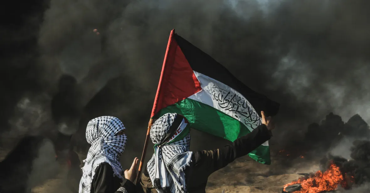 Palestinští ozbrojenci doprovázejí humanitární konvoje, zřejmě si chtějí udržet vliv