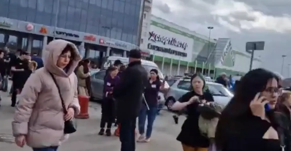 V Petrohradě policie evakuovala nákupní centrum, obává se bomb