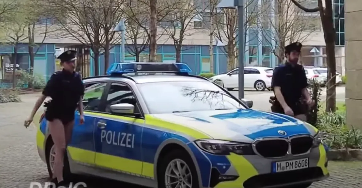 VIDEO: Nemáme kalhoty, stěžují si policisté v Německu. Uniformy chybí kvůli Ukrajině
