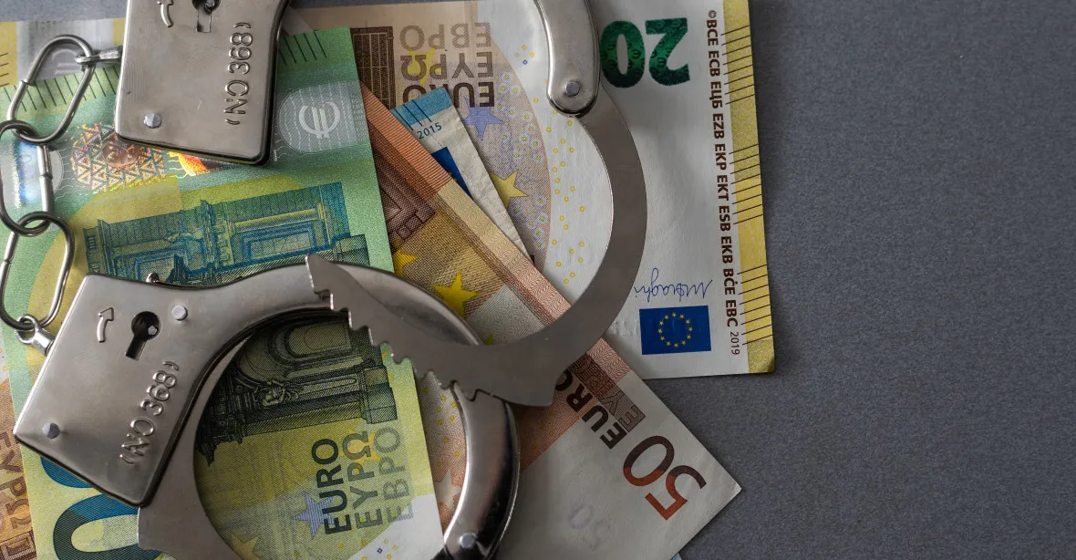 Policie obvinila pět lidí z manipulování s dotacemi EU na Karlovarsku
