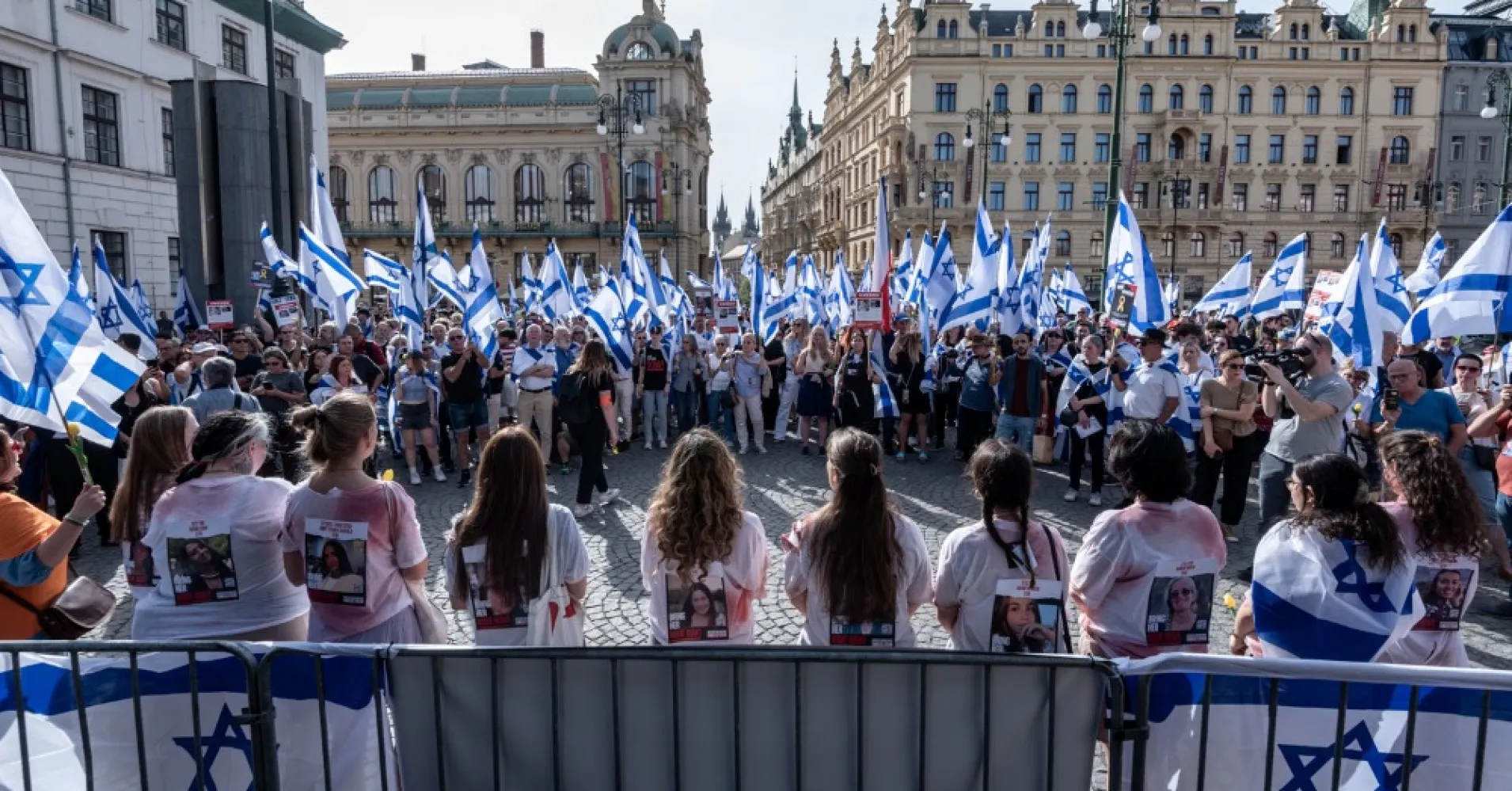 Záplava izraelských vlajek v Praze. Půl roku od útoku na Izrael demonstrovaly stovky lidí