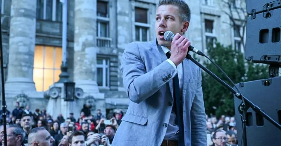 Dýka do zad od Orbánova věrného. Právník Péter Magyar do ulic přivedl desítky tisíc lidí