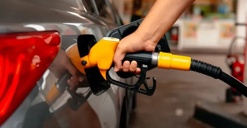 Cena benzínu šplhá nad 40 korun. Může za to útok na Izrael, ale i slabá koruna