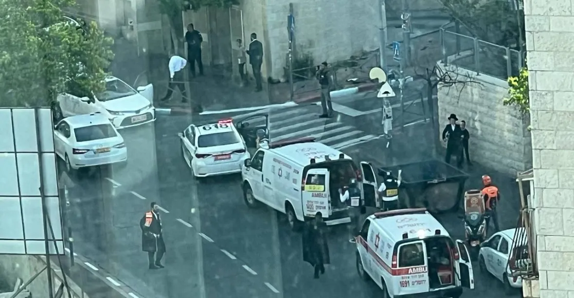 VIDEO: Útočníci najeli v Jeruzalémě autem do skupiny lidí. Poté začali střílet
