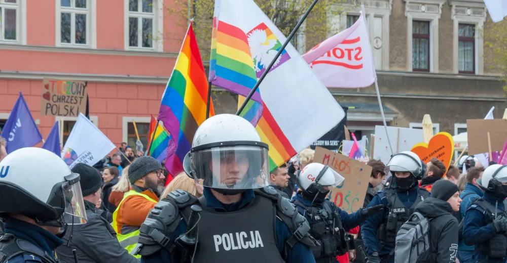 Polská vláda chystá tři roky vězení za urážku osob LGBT