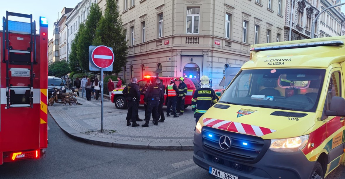 V pražské Bubenči hořel byt, záchranáři ošetřili 9 lidí, dva odvezli do nemocnice