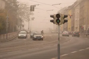 Slunečný den zastíní v Česku prach ze Sahary, zřejmě srazí očekávané teploty
