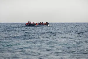 VIDEO: Policista propíchl člun plný migrantů, neskrývali vztek