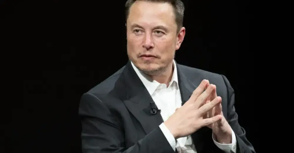 Musk přiletěl do Číny, setkal se s premiérem. Tesla tam prodala skoro milion vozů