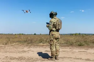 Legendární drony Baba Yaga „sundávají“ ruští noční odstřelovači. Ukrajinci zkouší tichou verzi
